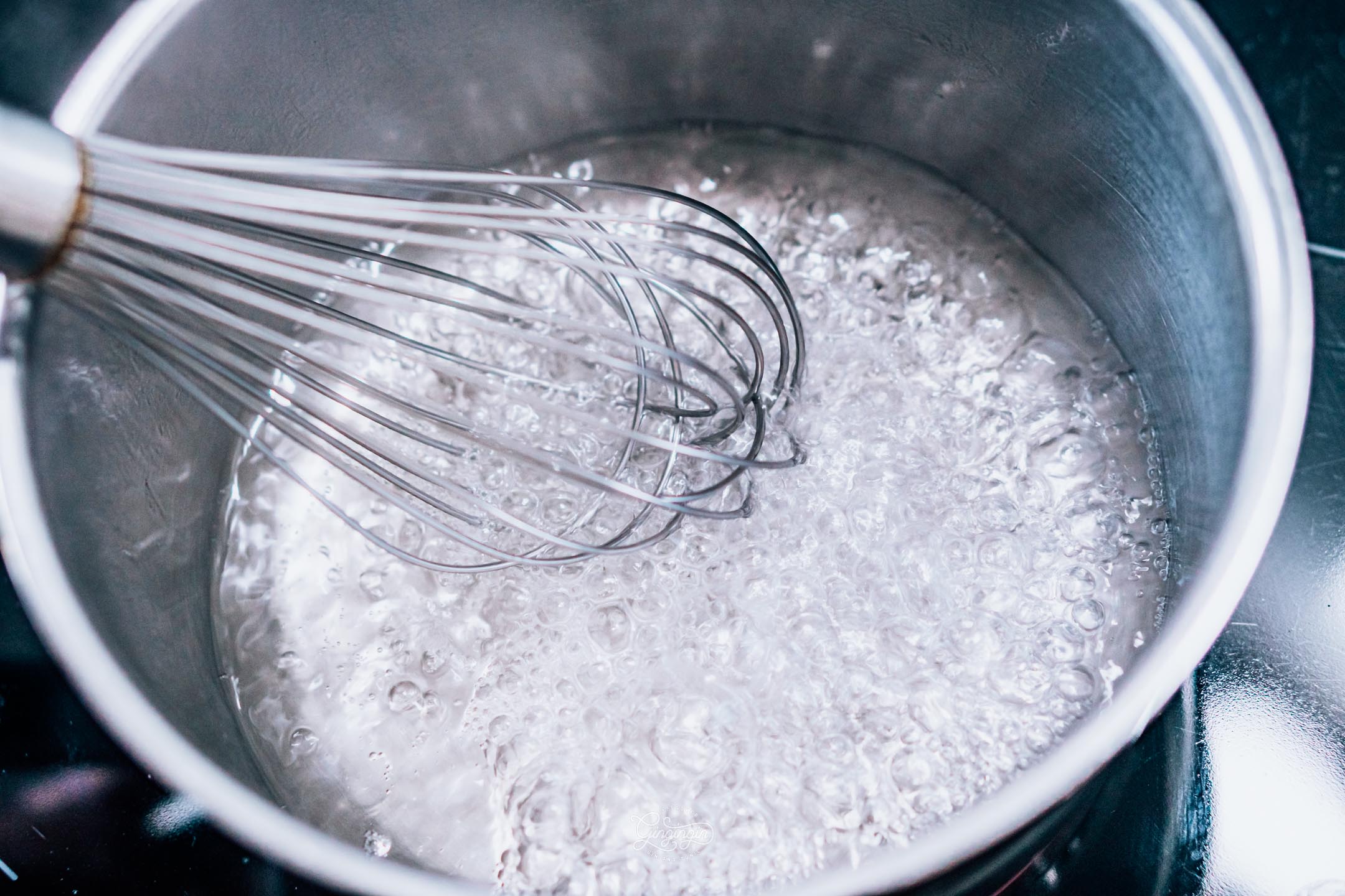 Simple Sirup selber machen Zuckerwasser aufkochen